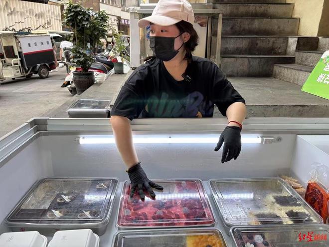 近况曝光！摆摊卖甜品想踏出重生第一步麻将胡了试玩“重庆姐弟坠亡案”妈妈(图5)